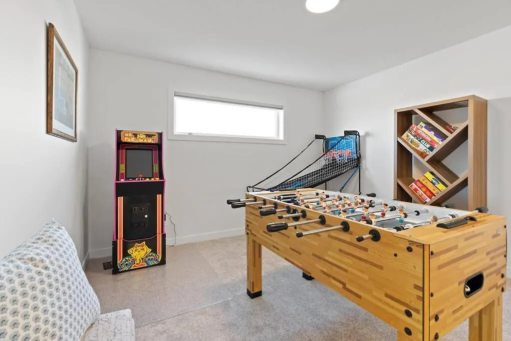 Family Home Retreat - 9 Mins To Wem - Vintage Arcade-Ping Pong -Air Conditioning 에드먼턴 펜션