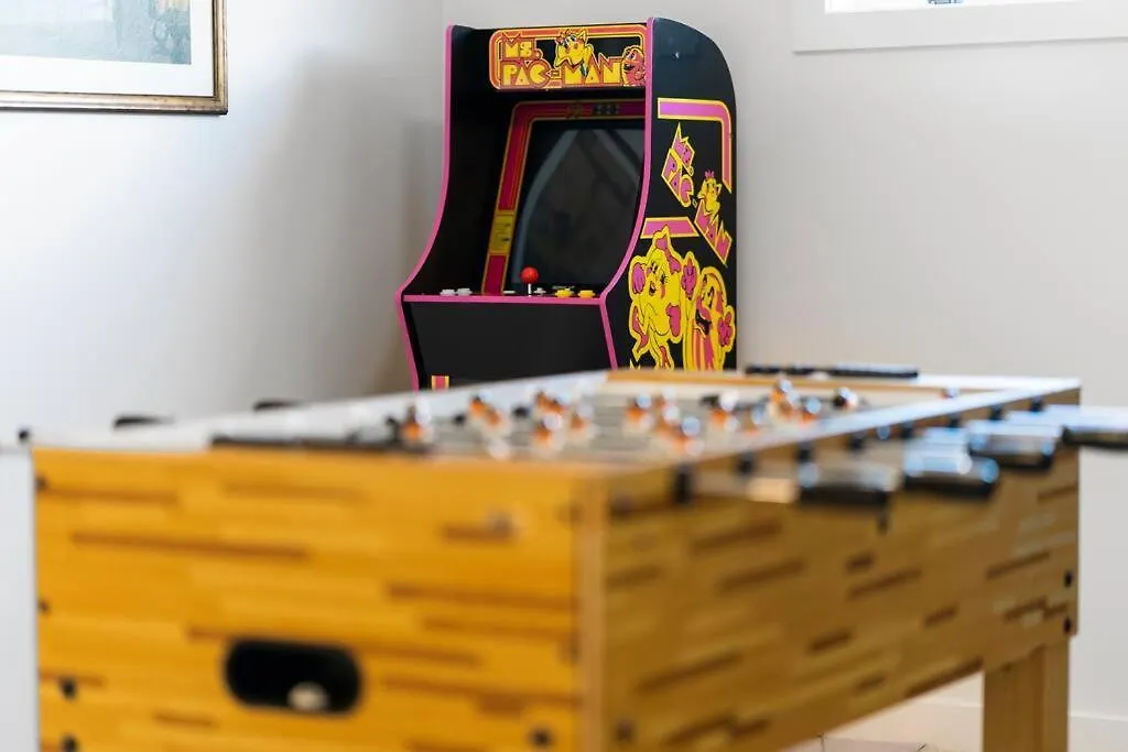 Family Home Retreat - 9 Mins To Wem - Vintage Arcade-Ping Pong -Air Conditioning Edmonton 0*,