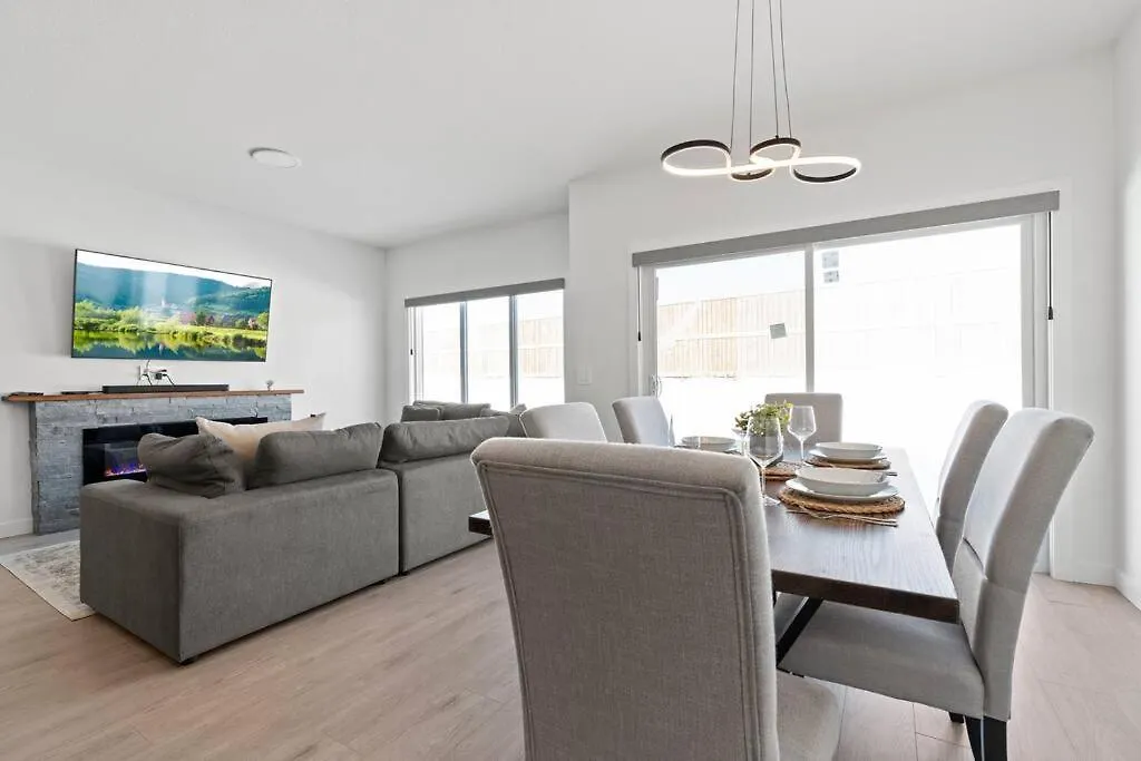 Holiday home Family Home Retreat - 9 Mins To Wem - Vintage Arcade-Ping Pong -Air Conditioning Edmonton Canada