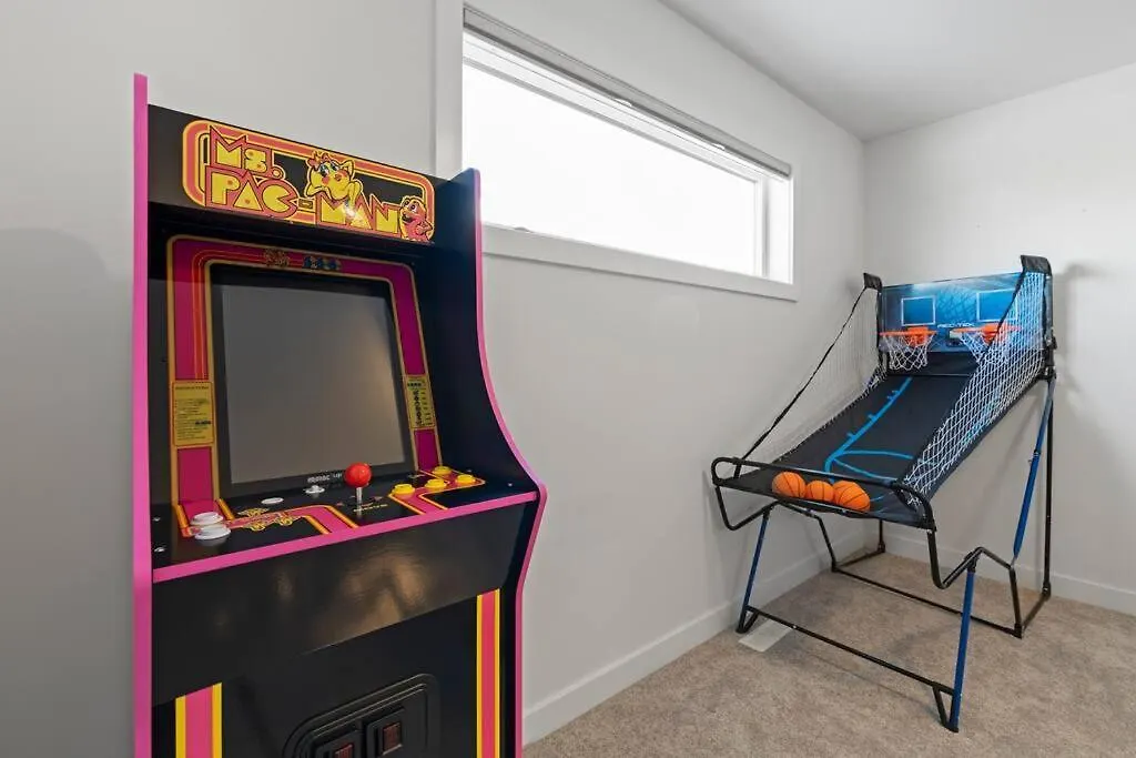 Family Home Retreat - 9 Mins To Wem - Vintage Arcade-Ping Pong -Air Conditioning Edmonton Canada